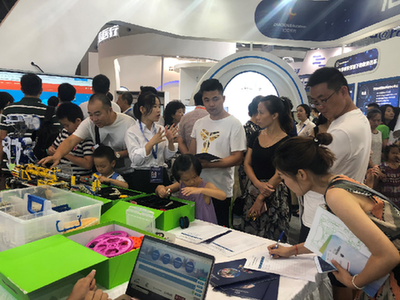 青少年人工智能技術(shù)水平測(cè)試項(xiàng)目亮相首屆智博會(huì)，賦能教育科技新未來